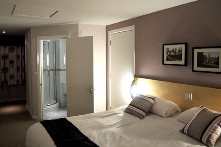 Room 4 of 15
