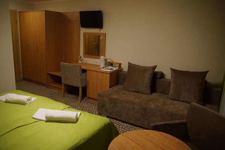 Room 9 of 76