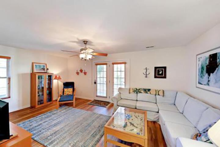 327 S Willow Drive Home 3 Bathrooms Home in Surfside Beach, SC