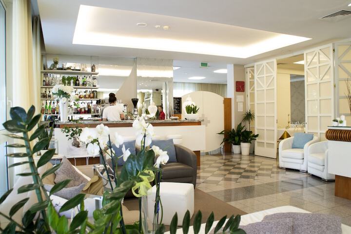 Lounge 70 of 87