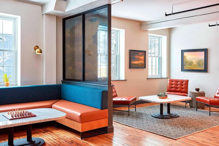 Lobby lounge
