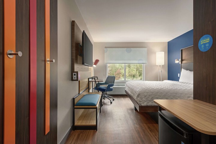 1 King Bed (5 of 11)