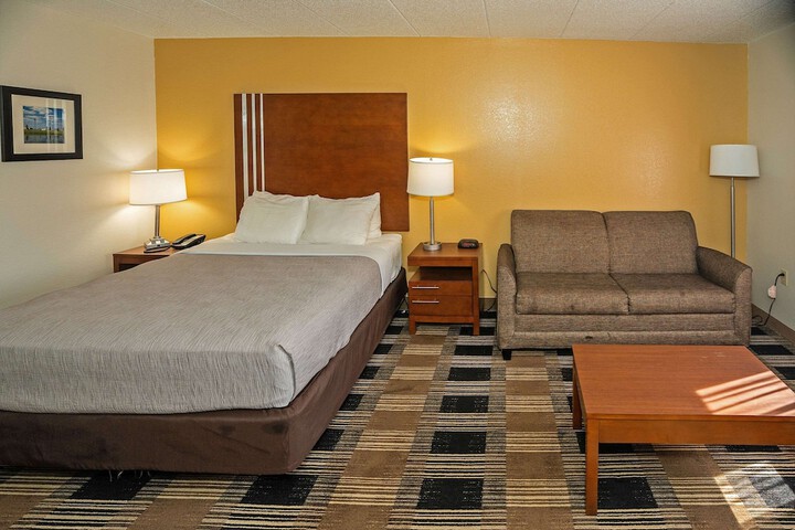 1 Queen Bed (8 of 13)