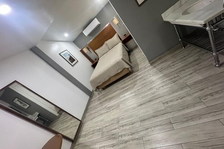 Room 2 of 6