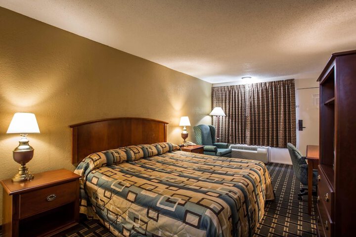 1 King Bed (5 of 7)