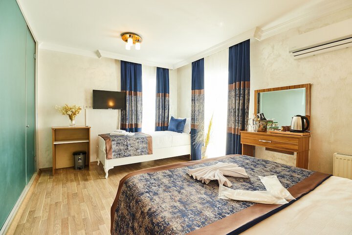 Room 11 of 28