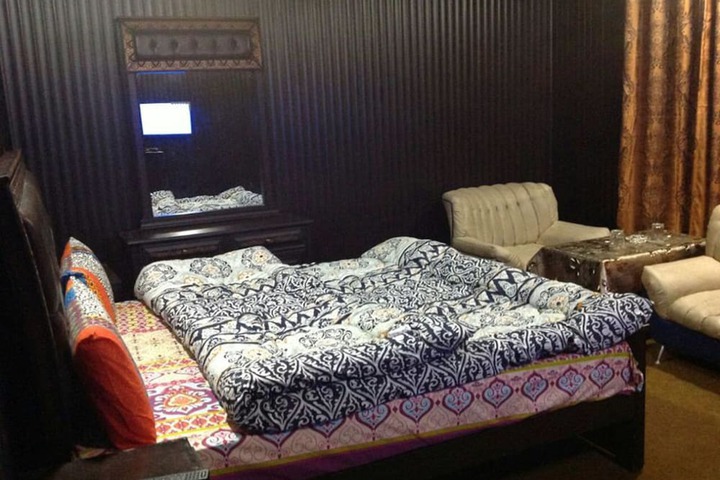 Room 9 of 12