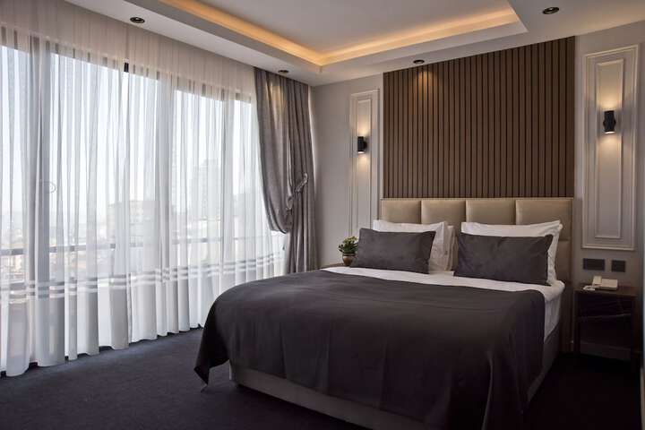 Room 3 of 76