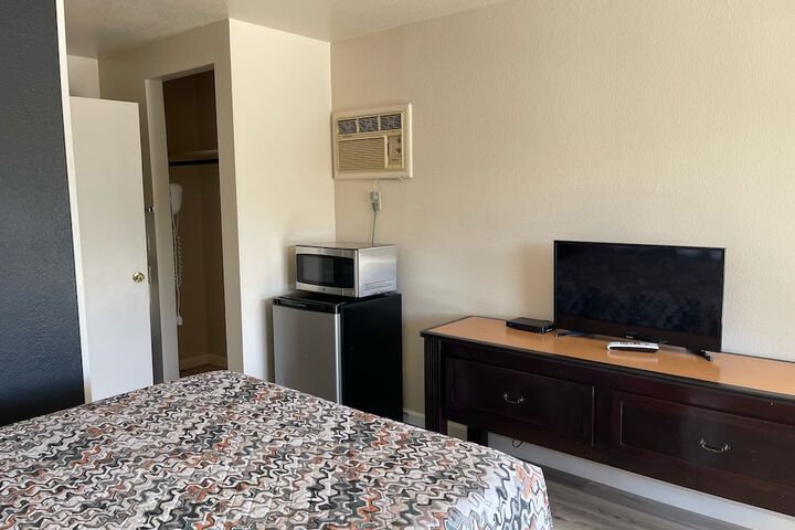 Room 6 of 10