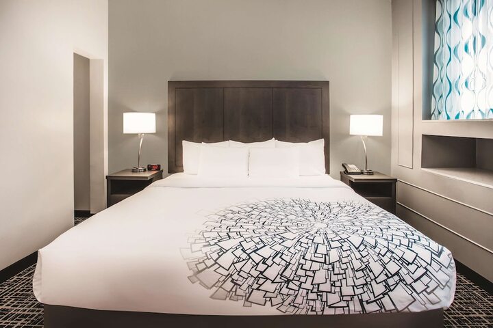 1 Queen Bed City View (7 of 13)