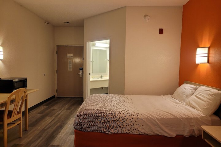 1 Double Bed Accessible (13 of 40)