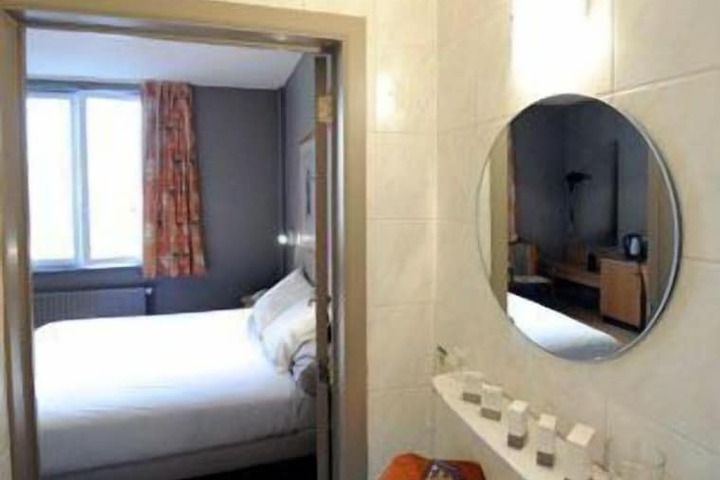 Room 8 of 31
