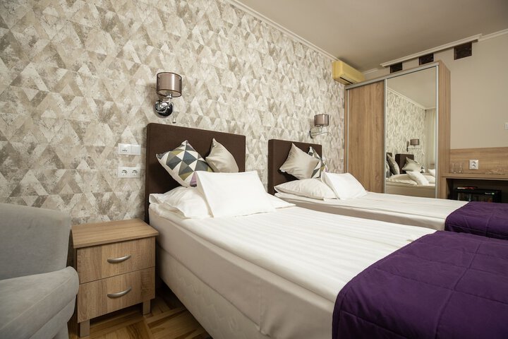 Room 9 of 29