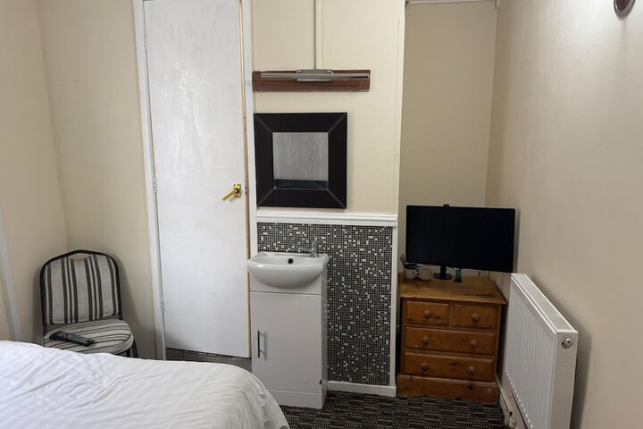Room 6 of 156