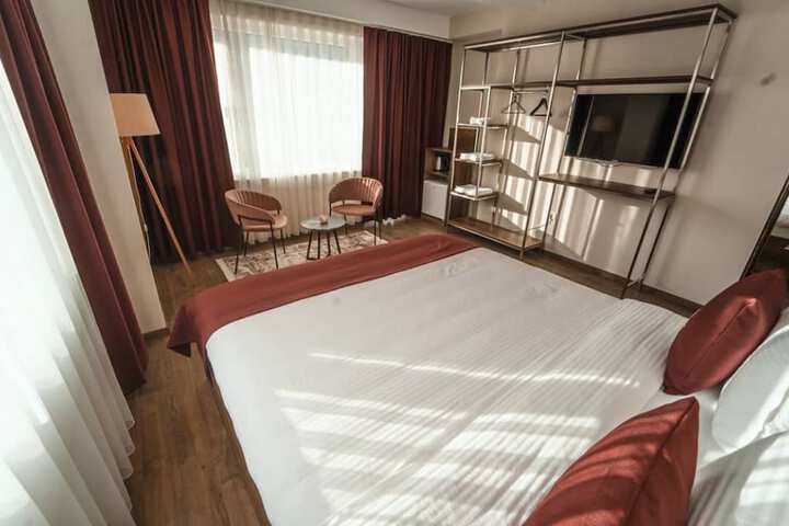 Room 5 of 10