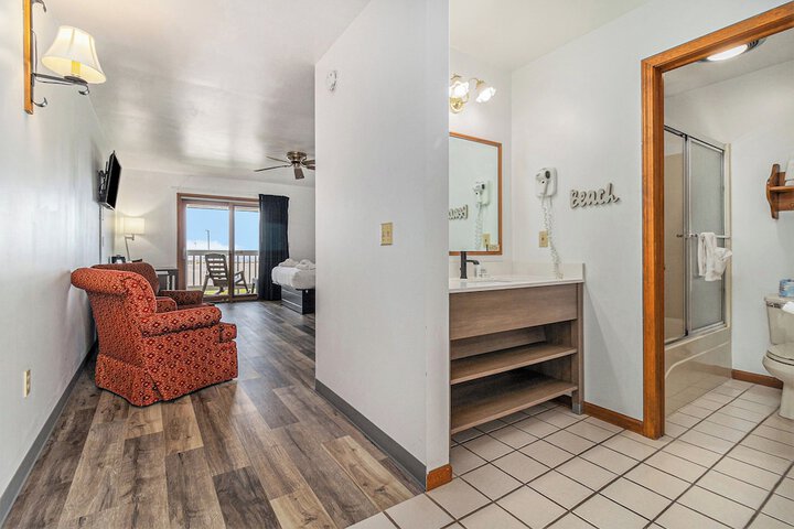 Economy Queen Bed Lake View Patio (68 of 82)