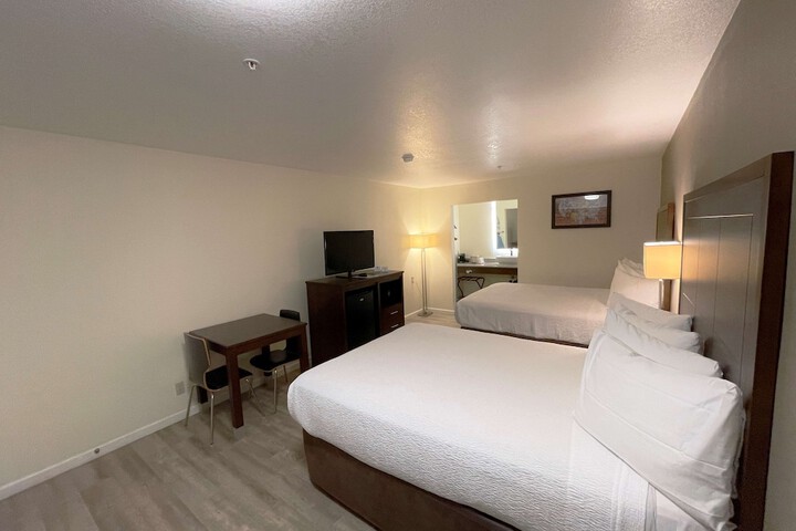 1 Queen Bed WiFi, Microwave, Refrigerator Table and Chairs Continental Breakfast (16 of 17)
