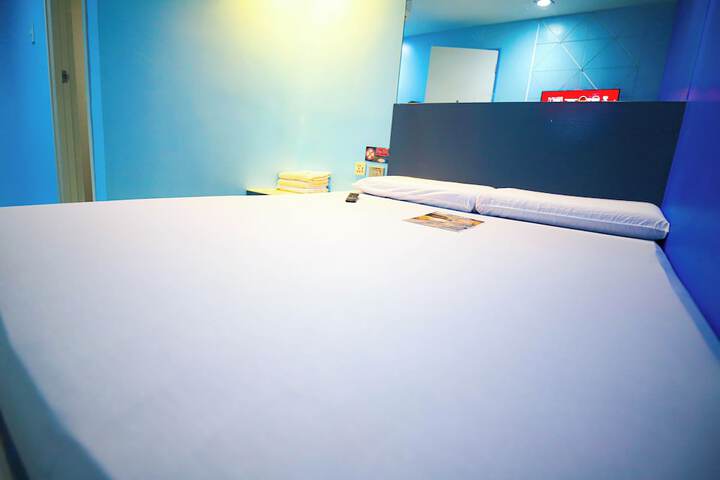Room 6 of 12