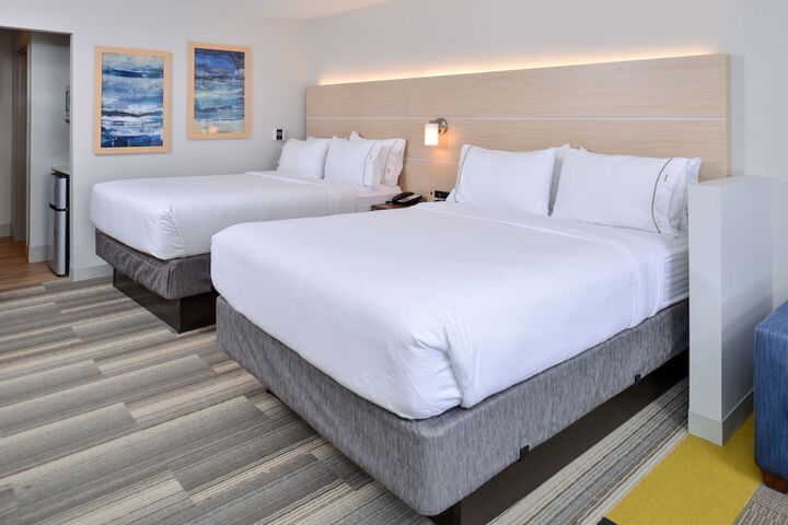 1 Queen Bed (3 of 8)