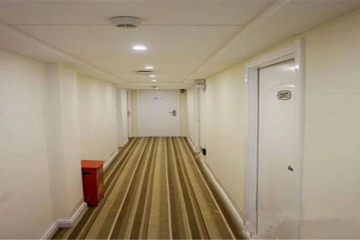 Room 8 of 9
