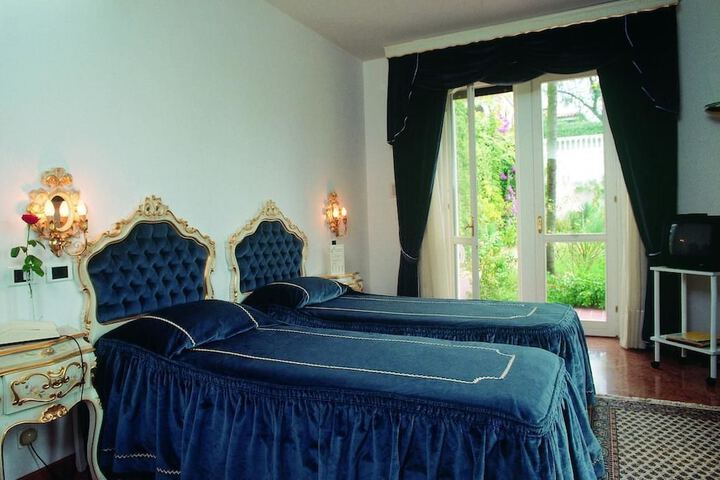 Room 6 of 25