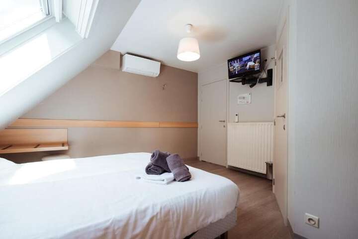 Room 6 of 25