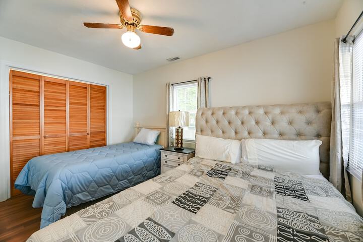 Riverfront Edenton Condo w / Porch & Water Views!