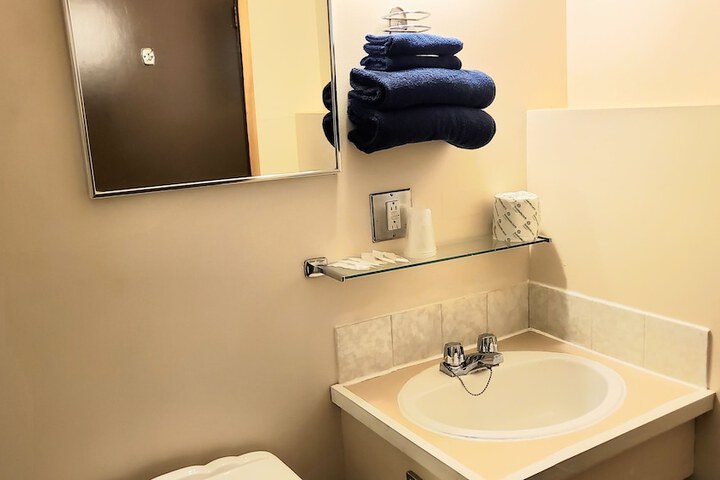 Room 17 of 28