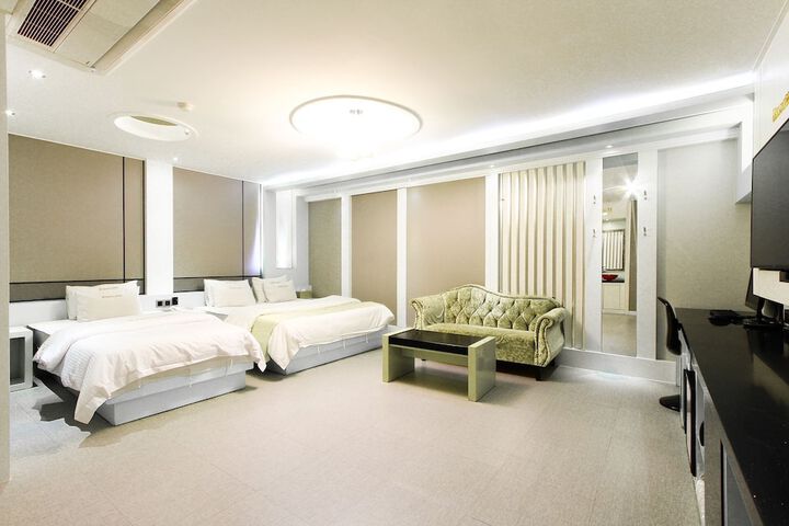 Room 33 of 80