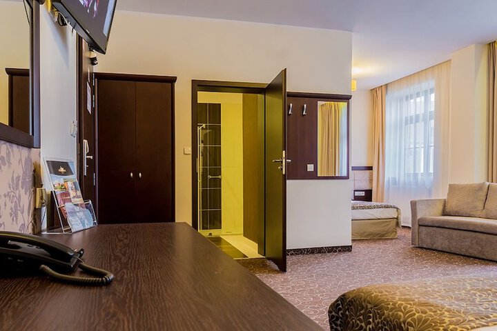 Room 5 of 72