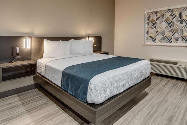 1 Queen Bed Kitchen (8 of 22)