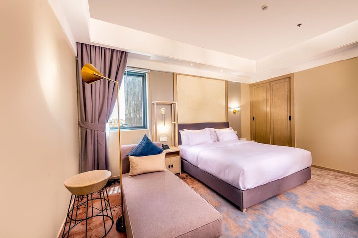 Room 4 of 9