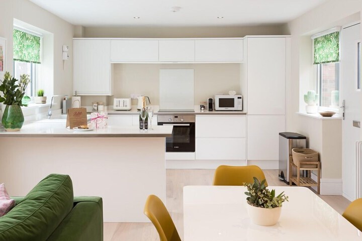 The Mews - 2 Bedroom Luxury Spacious House With Free Parking