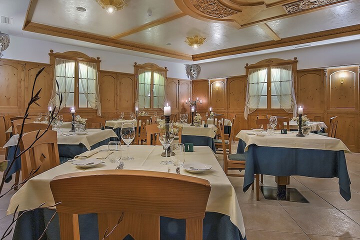 Dining 26 of 33