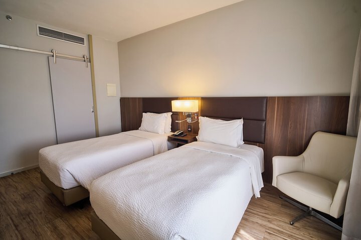Room 32 of 102