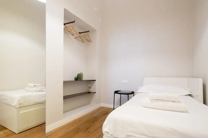 Room 2 of 10