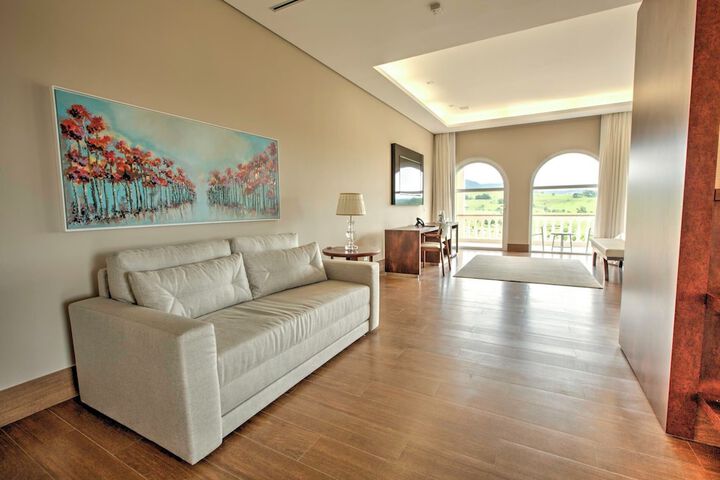 Lounge 27 of 50