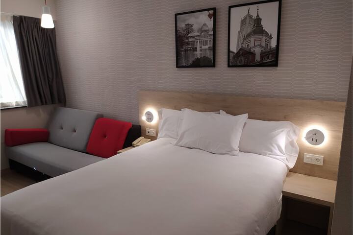 Room 8 of 42