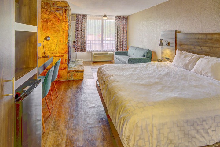 1 King Bed (3 of 10)