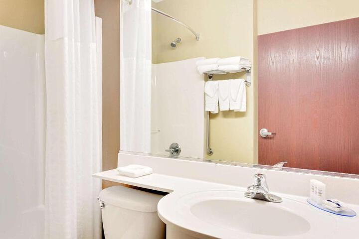 1 Queen Bed Accessible Room (6 of 19)