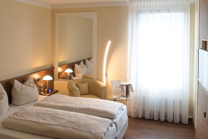 Room 4 of 33