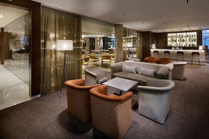 Lounge 81 of 119
