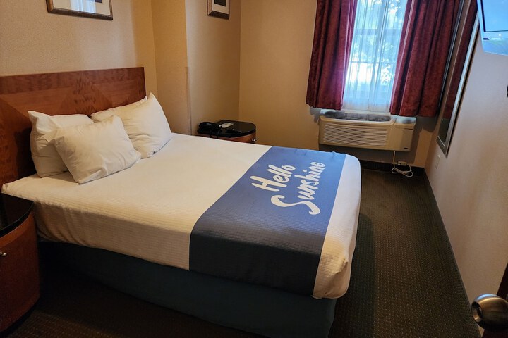 1 Queen Bed Suite (27 of 30)