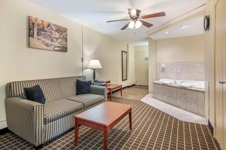 1 King Bed Love Seat Refrigerator WiFi Full Breakfast (8 of 18)