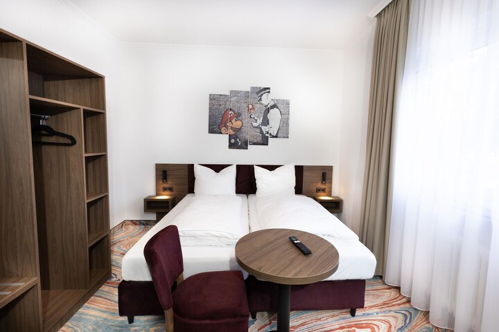 Room 8 of 84