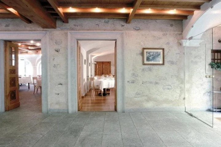 Room 4 of 18