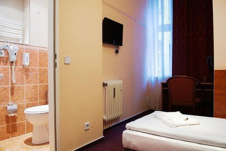 Room 8 of 39