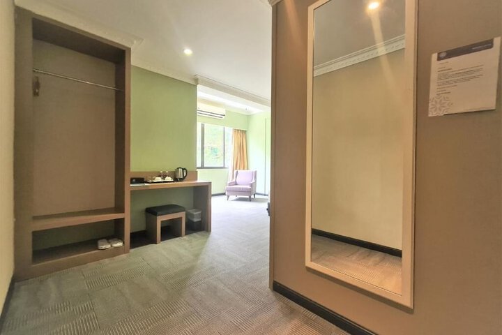 Room 8 of 75