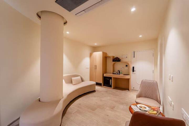 Room 11 of 25