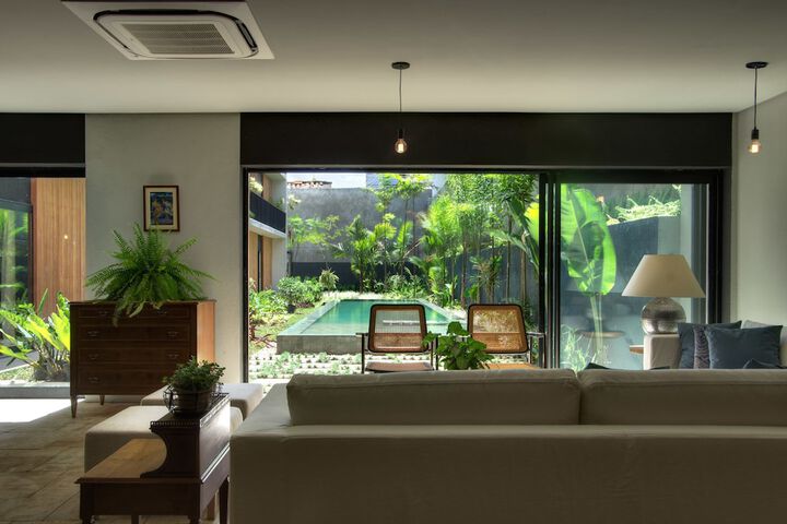 Lounge 40 of 56